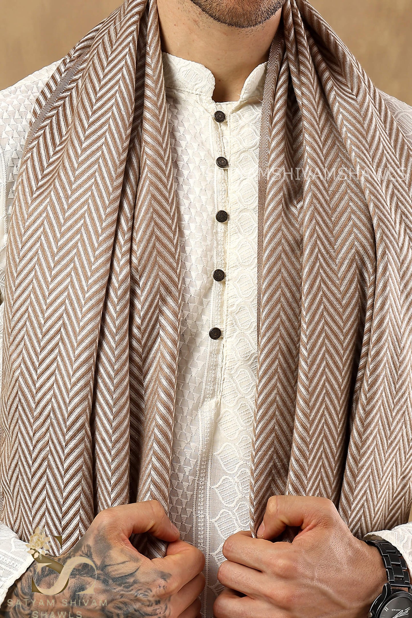 KULLU PALLA WITH SELF ZIG ZAG PATTREN MENS STOLE,CAMEL
