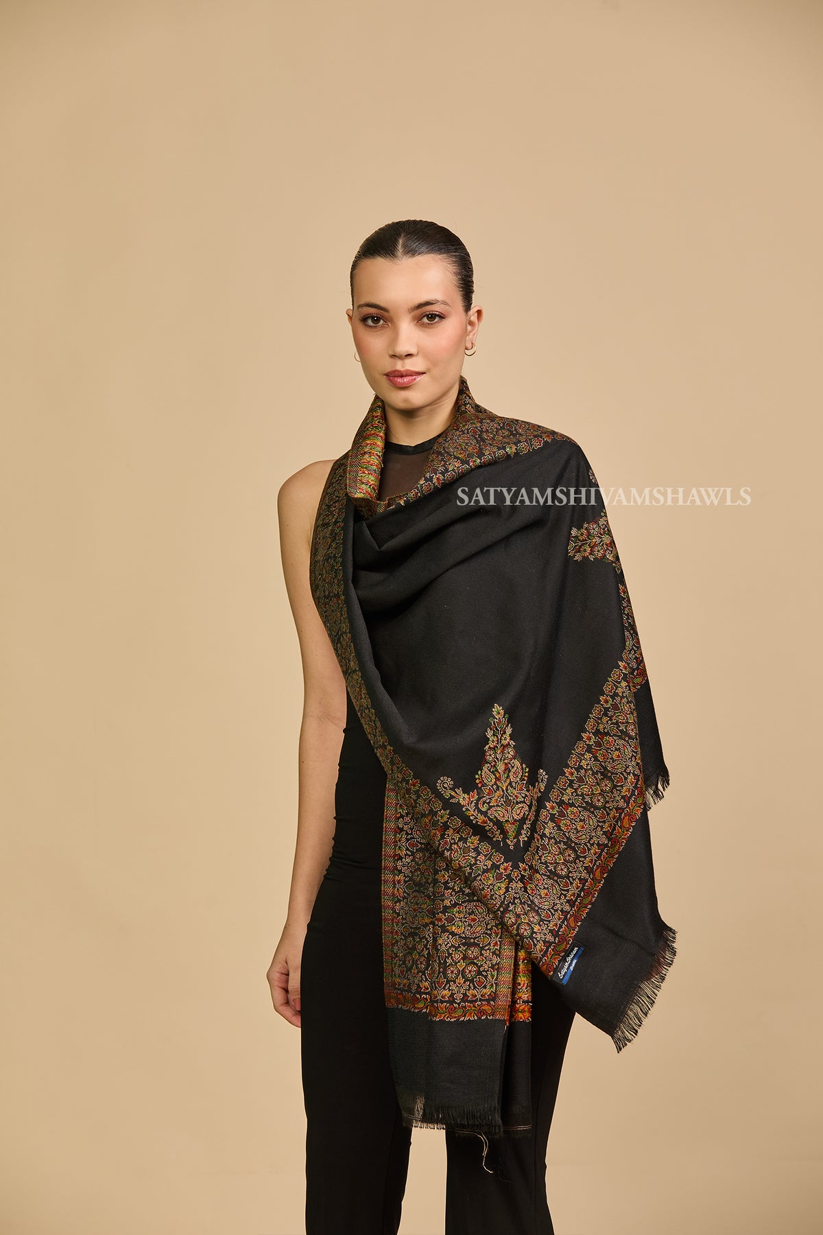 The heritage kunj pure wool border bloom kani weaved stole