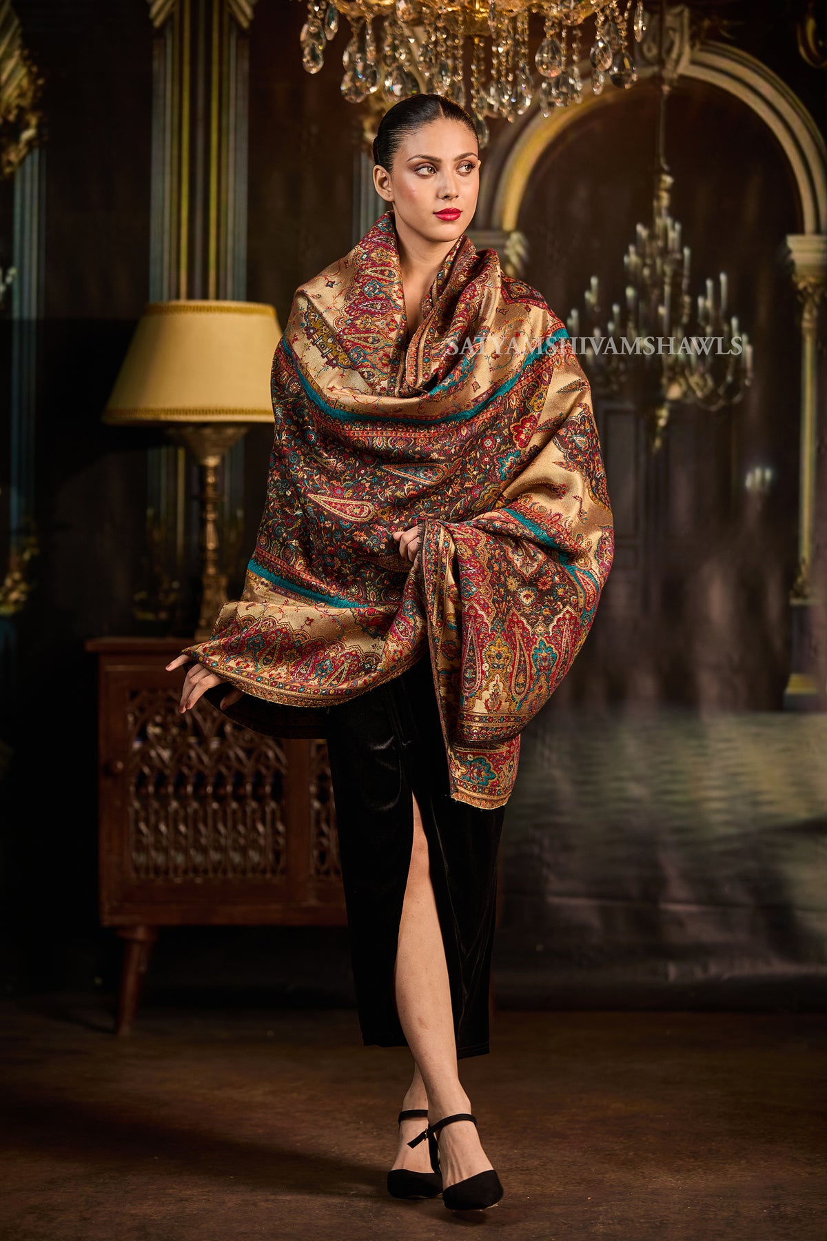 Moonlight Reversible Zari Kani — Woven in Tradition, Crafted for Elegance