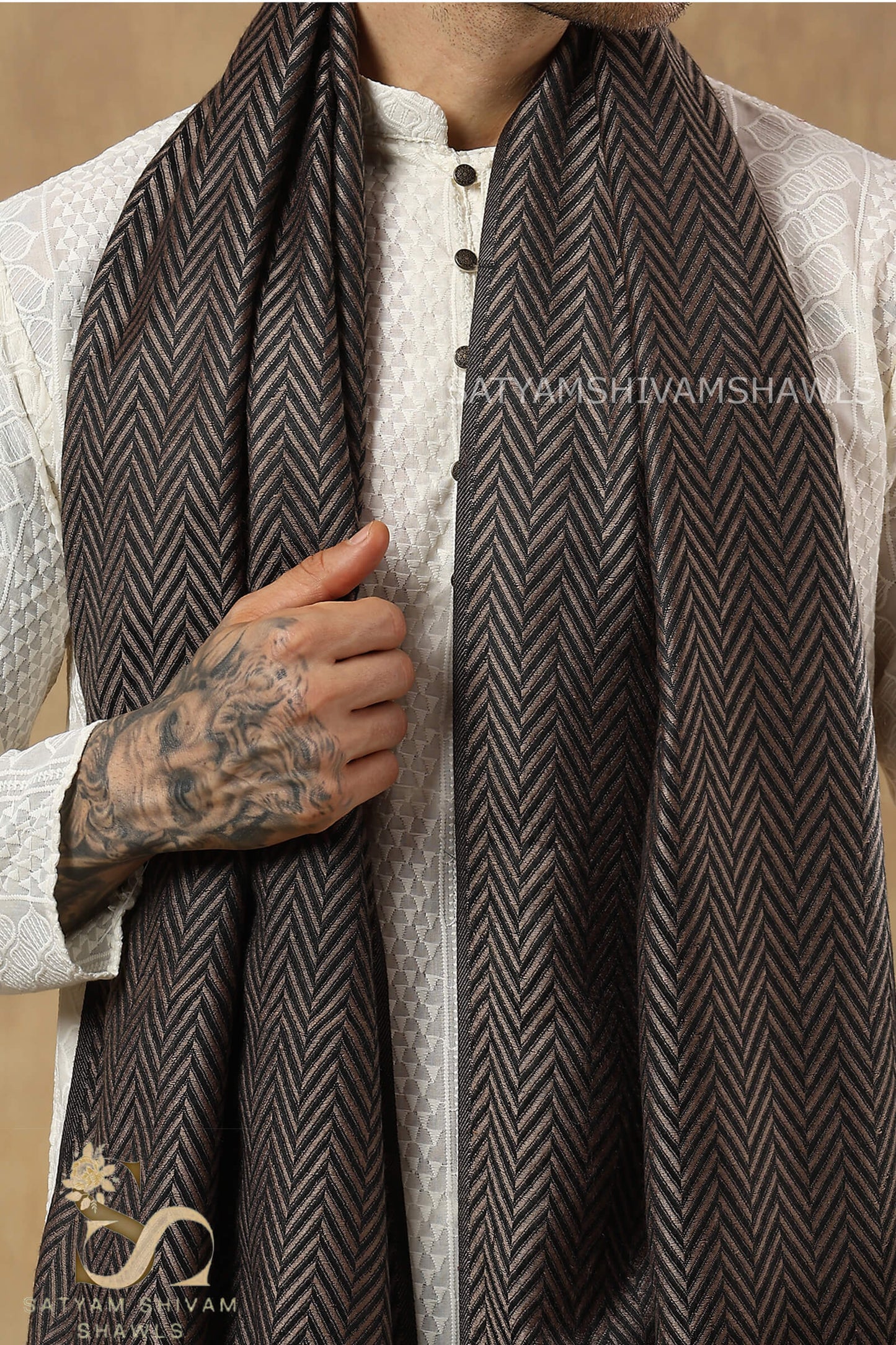 KULLU PALLA WITH SELF ZIG ZAG PATTREN MENS STOLE,BLACK
