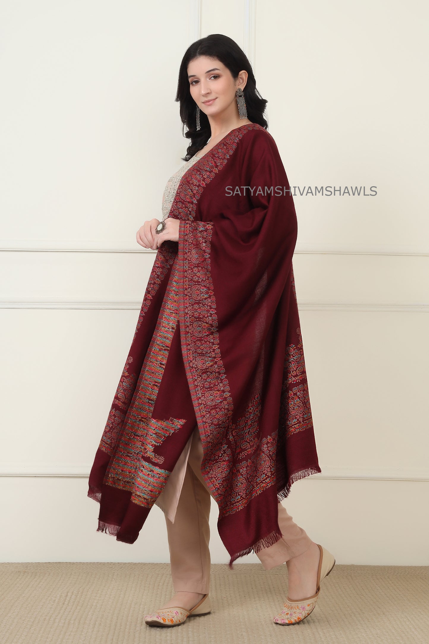 The heritage kunj pure wool border bloom kani weaved stole