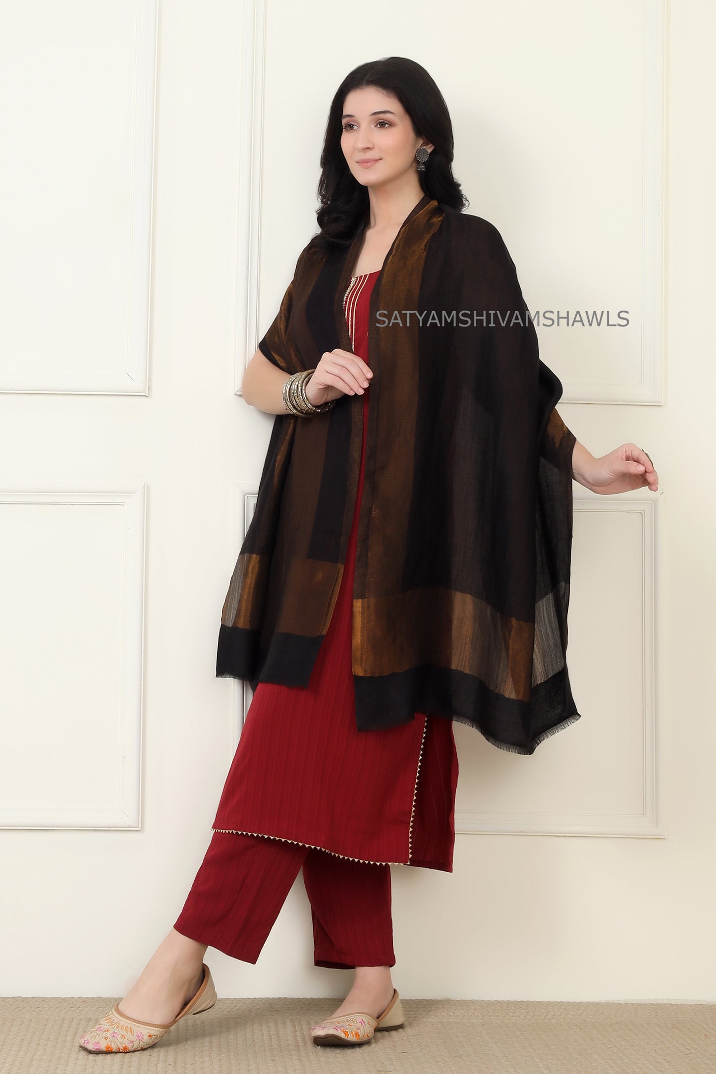 Women reversible moonlight zari border fine wool Stole