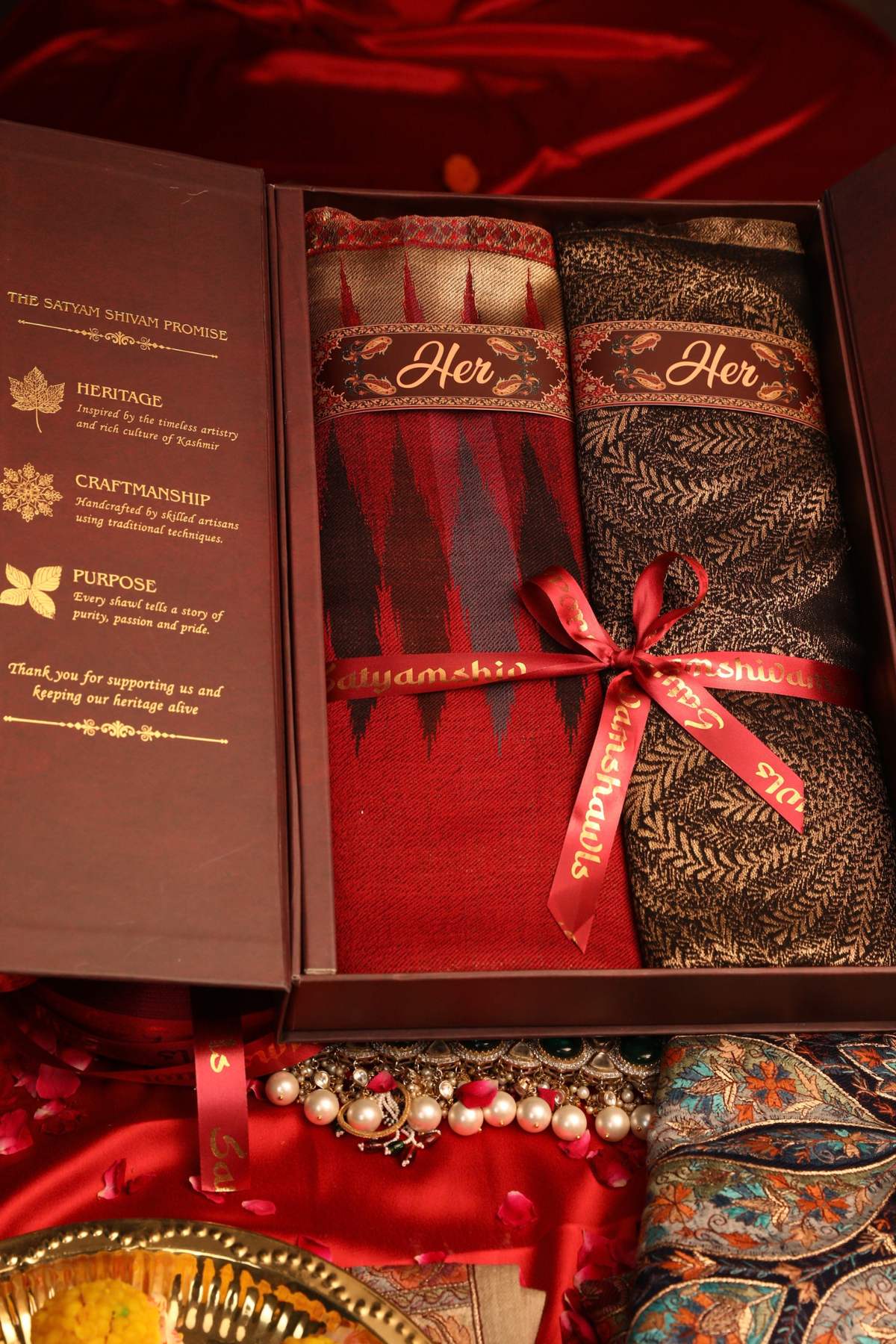 Premium His & Her Set of 100% Pure Wool Zari reversible weaved Stoles with Gift Box