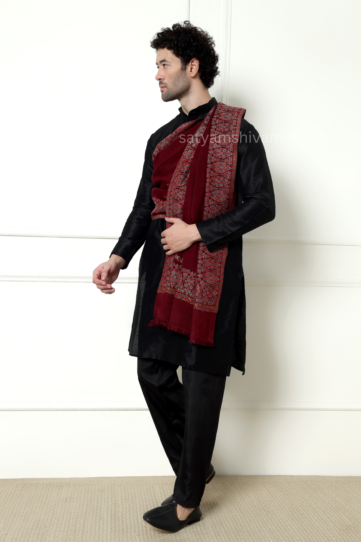 The heritage kunj pure wool border bloom kani weaved stole